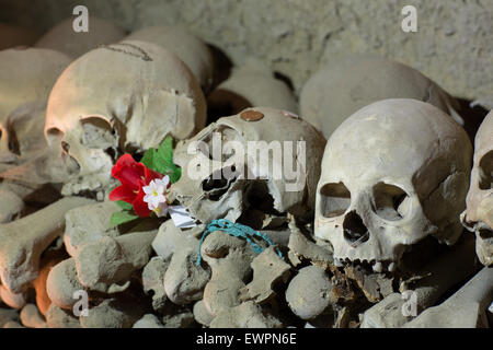 Schädel in Fontanelle Friedhof, Sanità Viertel von Neapel Stockfoto