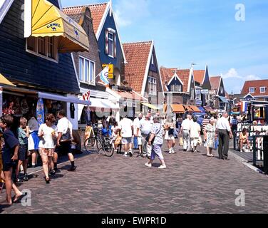 Touristen zu Fuß entlang der Uferstraße Einkaufsstraße während der Sommerzeit, Volendam, Holland, Niederlande, Europa. Stockfoto