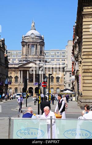 Blick entlang der Castle Street Richtung Rathaus am Ende mit einem Straßencafé in den Vordergrund, Liverpool, England, UK. Stockfoto