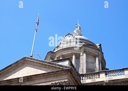 Blick auf das Rathaus mit einer Statue der Minerva auf der Kuppel, Liverpool, Merseyside, England, Vereinigtes Königreich, West-Europa. Stockfoto