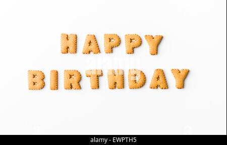 alles Gute zum Geburtstag Nachricht geschrieben mit hausgemachten Keksen auf weißem Hintergrund Stockfoto