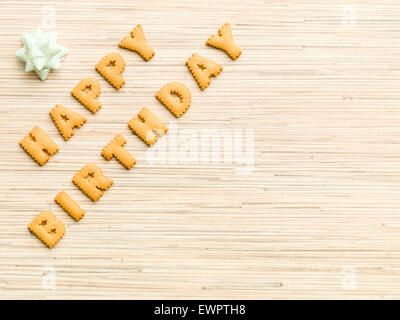 alles Gute zum Geburtstag Nachricht mit Buchstaben Kekse auf Holzoberfläche geschrieben. textfreiraum verfügbar Stockfoto