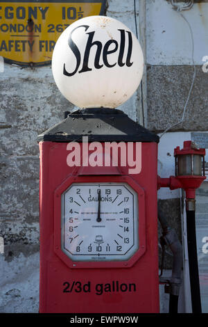 Alten Shell-Zapfsäule, St Mawes, Cornwall, England, UK Stockfoto