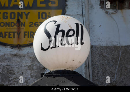 Alten Shell-Zapfsäule, St Mawes, Cornwall, England, UK Stockfoto