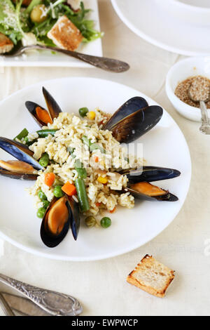 Gemüse-Risotto mit Muscheln, Essen Nahaufnahme Stockfoto