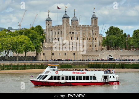 Sightseeing Boot auf der Themse vor dem Tower of London, London, England, Vereinigtes Königreich Stockfoto