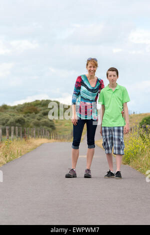 Kaukasische Mutter und Sohn auf Fußweg in der Natur wandern Stockfoto