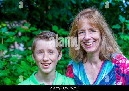 Porträt des kaukasischen Mutter und Sohn im freien Stockfoto