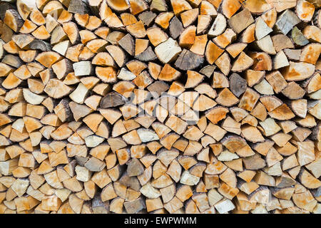 Haufen Brennholz als Baumstämme Speicher für das Brennen im winter Stockfoto