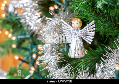 Kleine Engel aus dem Himmel in Weihnachtsbaum Dekoration hängen Stockfoto