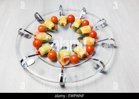 Essen unterhalten Vorspeise als Genussmittel auf Glaswaage Stockfoto