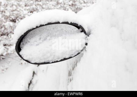 Autospiegel im Winter mit Schnee gefüllt. Stockfoto