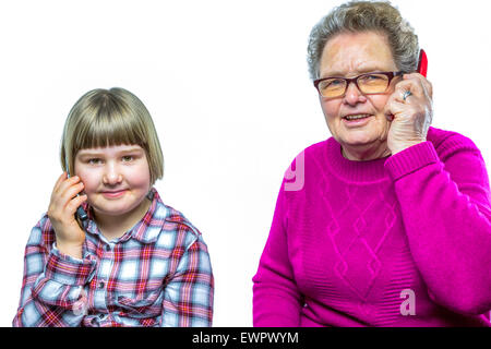 Kaukasische Großmutter und Enkel telefonieren mit Handy isoliert auf weißem Hintergrund Stockfoto