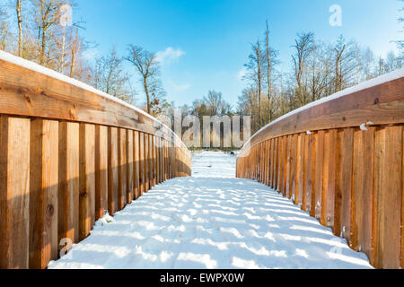 Schnee auf der Holzbrücke in Waldlandschaft in der Wintersaison Stockfoto