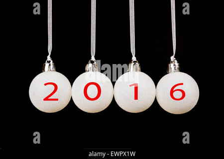 Weiße Weihnachtskugeln oder Kugeln auf schwarzem Hintergrund mit Neujahr 2016 Stockfoto
