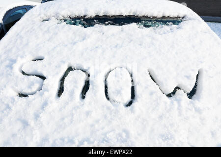 Wort Schnee auf der Windschutzscheibe des Autos im Wintersaison Stockfoto