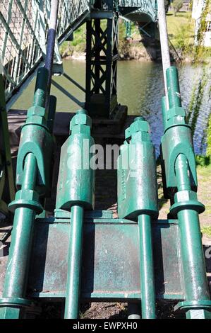 Anchorage Bolzen für die Hauptkabel auf Porthill Hängebrücke über den Fluss Severn, Shrewsbury, Shropshire, England, Stockfoto