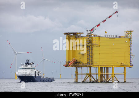 Oberseite der Offshore-HGÜ-Konverter Plattform DolWin Alpha in der deutschen Bucht der Nordsee. Stockfoto