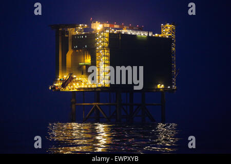 Oberseite der Offshore-HGÜ-Konverter Plattform DolWin Alpha, nachts in der deutschen Bucht der Nordsee Stockfoto