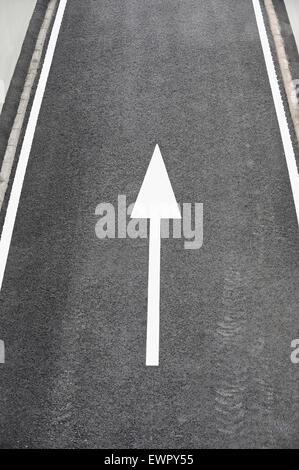 Industrielle Schuss mit einer neuen Asphalt zweispurige Straße, die aus einem tunnel Stockfoto