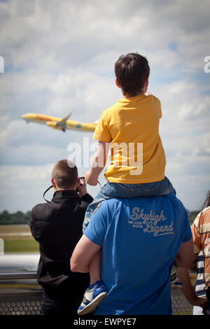 Europa, Deutschland, Nordrhein-Westfalen, Düsseldorf, Flughafen Düsseldorf International, Aussichtsplattform, junge saß auf seinem fa Stockfoto