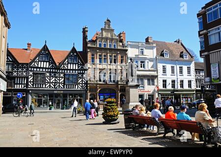 Shops rund um den Platz mit Shopper genießen die Frühlingssonne, Shrewsbury. Stockfoto