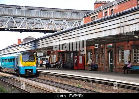 Klasse 175 Diesel Triebzug neben dem Bahnhof Bahnsteig, Shrewsbury, Shropshire, England, Vereinigtes Königreich, West-Europa. Stockfoto