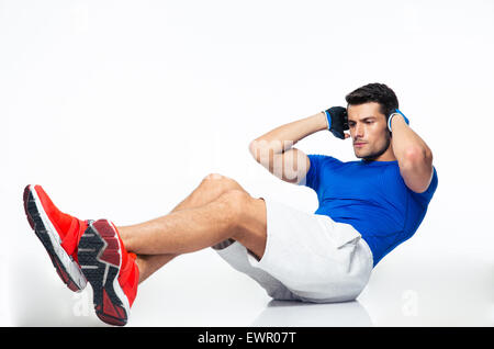 Fitness-Mann tut Bauch-Übungen auf einem weißen Hintergrund isoliert Stockfoto