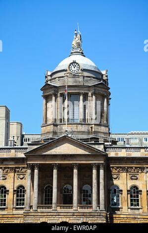 Blick auf das Rathaus mit einer Statue der Minerva auf der Kuppel, Liverpool, Merseyside, England, Vereinigtes Königreich, West-Europa. Stockfoto