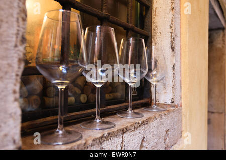 Vier Empy Wein Gläser über ein Fenster aus einem venezianischen Weingut Stockfoto