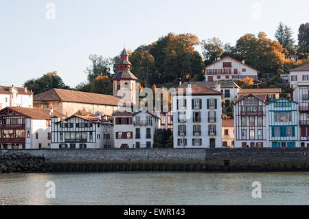 Traditionellen baskischen Häuser im Dorf Ciboure (Ziburu). Frankreich. Stockfoto