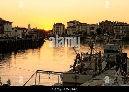 Horizontale Szene von Saint-Jean-de-Luz (Donibane Lohizune) Hafen bei Sonnenuntergang. Pyrenees Atlantiques. Frankreich. Stockfoto