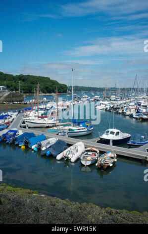 Boote im Hafen von Mylor, Cornwall, UK Stockfoto