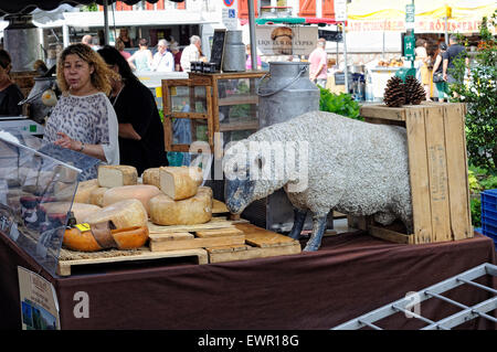 Stand mit handgemachten Käse auf einem lokalen Markt in Ciboure (Ziburu), Frankreich. Stockfoto