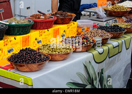 Stehen Sie verschiedene Klassen von Oliven auf einem lokalen Markt in Ciboure (Ziburu), Frankreich zu verkaufen. Stockfoto