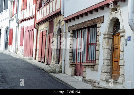 Traditionellen baskischen Häuser im Dorf Ciboure (Ziburu). Frankreich. Stockfoto