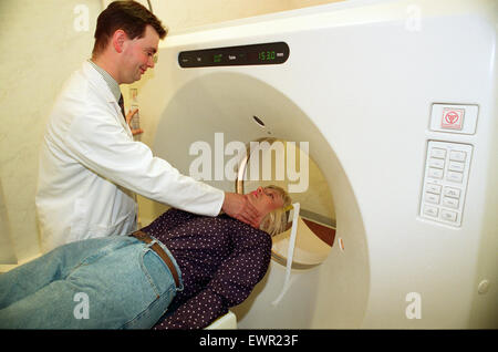 Diane Jackman von Stockton ist der erste Patient auf dem neuen Scanner am Hospital in North Tees mit leitenden MTRA John Elliott. 30. Juni 1993. Stockfoto