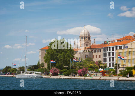 Sibenik Region Sibenik-Knin, Dalmatien, Kroatien.  Kathedrale des Hl. Jakobus durch den Hafen gesehen. Stockfoto