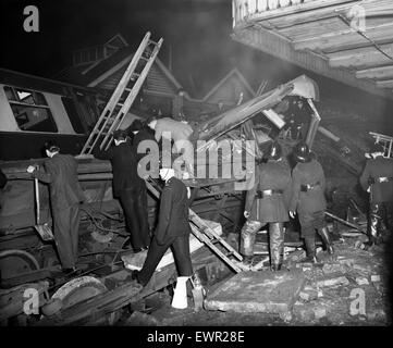 Das Sutton Coldfield Zugunglück, am 23. Januar 1955 in Sutton Coldfield stattfand. Eine ausdrückliche Personenzug unterwegs von York nach Bristol, entgleiste aufgrund überhöhter Geschwindigkeit in einer scharfen Kurve. Im Bild, wird das Wrack geprüft. 23. Januar-195 Stockfoto