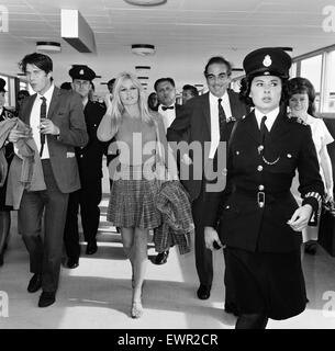 Französische Schauspielerin Brigitte Bardot kommt am Londoner Flughafen, wie sie England, Filmszenen Standort für eine neue Anglo-französische Produktion "Zwei Wochen im September" Besuche. 2. September 1966. Stockfoto