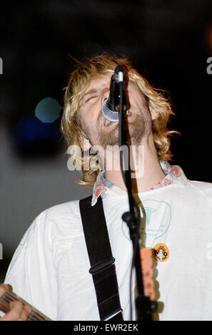 Kurt Cobain, lead-Sänger von Seattle ansässige Grunge-Rock-Band Nirvana, auf der Bühne während der Performance des Konzerns Headliner auf dem Reading Festival. 30. August 1992. Stockfoto