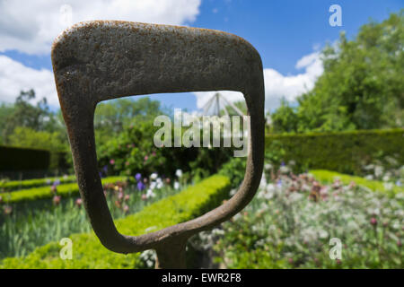 Gartenhacke und einen englischen Country-Garten im Sommer. Stockfoto