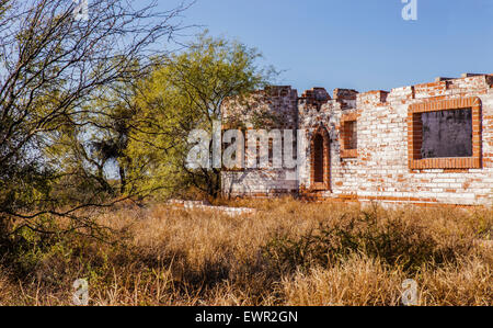 Diese Ziegel Adobe Wohnung wurde verlassen und in Ruinen nach Pläne für eine Immobilien-Development in San Carlos gescheiterten. Stockfoto