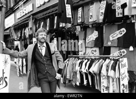 Dave Griffin Darstellungsverwaltung von Nelson House, ein Mens Kleidungsgeschäft in Dale Ende, Birmingham. Der Shop hat einen schwunghaften Handel in der 1950er Jahren Teddy Boy Kleidung und auch Aktien moderne Kleidung wie Jeans, Pullover und Shirts. 16. September 1981. Stockfoto