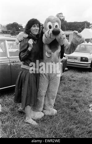 Der Spiegel organisiert einen Disney Tag für die Kinder an den Lord und Lady Bath's Longleat House in Wiltshire. Ein großer Spaß Tag in der Ghislaine Maxwell präsentiert einen Scheck für £2000 für das Speichern der Kinder zu finanzieren.  13. September 1985.