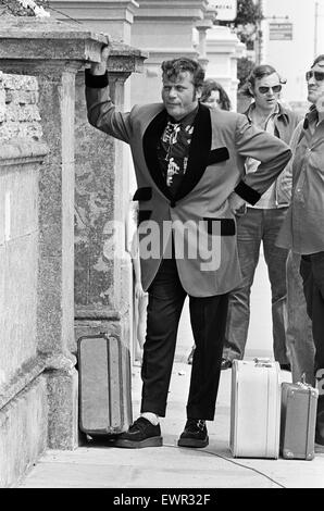 Schauspieler Oliver Reed in Teddy Boy Kleidung während einer Pause in der Pop-Oper 'Tommy' von Regisseur Ken Russell Dreharbeiten gekleidet. 13. Juni 1974. Stockfoto