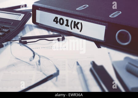 Ordner "Office" mit Inschrift 401 k auf Büro-Desktop mit Office Supplies. Business-Konzept auf der Hintergrund jedoch unscharf. Getönten Image. Stockfoto