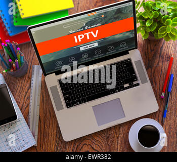 IPTV - Internet-Protokoll-Fernsehen - auf dem Laptop-Bildschirm. Büro Konzept. Stockfoto
