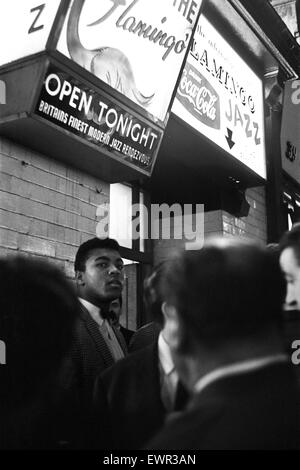 Cassius Clay (Muhammad Ali) im Zentrum von London ein paar Tage vor seinem Kampf mit Henry Cooper.  21. Mai 1963 Stockfoto