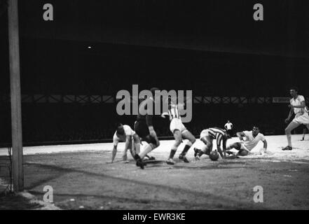 FA Cup vierten Wiederholung Vorrundenspiel im Roker Park. Sunderland 5 V Gravesend und Northfleet 2. Sundrland die irische internationale Johnny Crossan erzielt seine Seite zweite Tor in der 16. Minute. 19. Februar 1963. Stockfoto